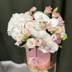 Flowerbox z pluszakiem Poznań – pastelowe kwiaty z białym misiem