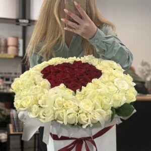 Flowerbox z 101 białych i czerwonych róż w kształcie serca – luksusowy prezent z dostawą w Poznaniu