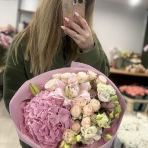Pastelowy bukiet z hortensją, różami i lilią – elegancki prezent z dostawą w Poznaniu