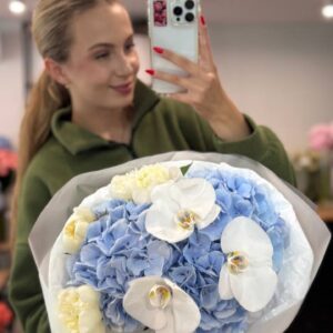 Bukiet z niebieską hortensją i białym storczykiem – elegancki prezent z dostawą w Poznaniu