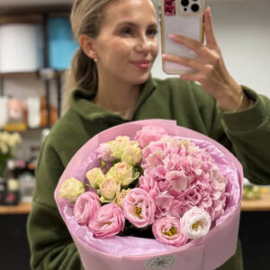 Bukiet z hortensją i eustoma w odcieniach różu